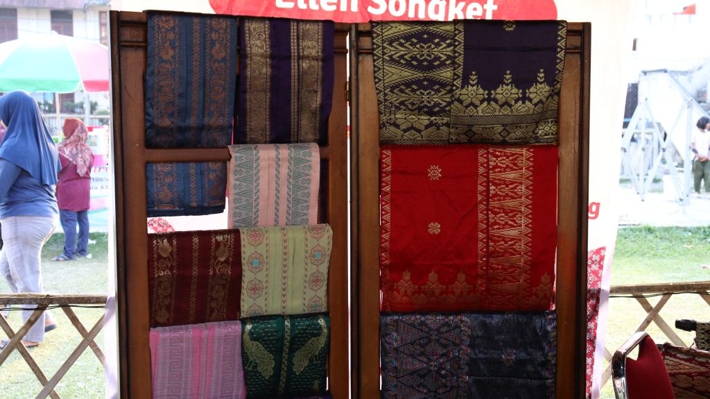 Beragam motif Songket Silungkang di pamerkan pada perhelatan SISSCa 2024, Sabtu (07/09/2024). Foto/Mindi